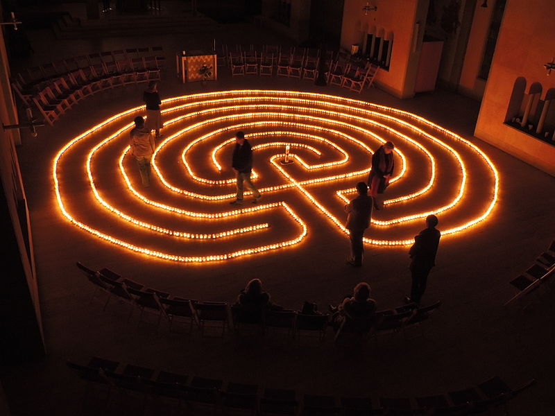 Fichier:Heilig Kreuz Kerzenlabyrinth.jpg